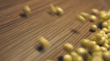 Kahverengi ahşap arka plan üzerinde konserve yeşil bezelye. 2 tekila. Dikey pan. Yakın-up.1. konserve yeşil bezelye haddeleme aşağı (soldan sağa) üzerinde kahverengi ahşap background.2. Dikey (yukarıdan aşağıya) dan panorama.