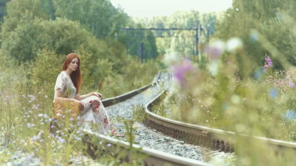 Chica Con Una Maleta Las Vías Del Ferrocarril Una Triste — Vídeo de stock