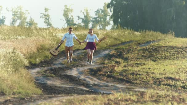 Tarlada Yürü Mutlu Bir Çift Alanında Kırsal Yol Boyunca Koşuyor — Stok video