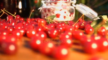 Kiraz büyüyen arka planda vişne suyu. 