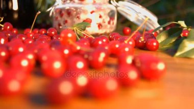 Kiraz büyüyen arka planda vişne suyu.