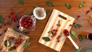 Vişne suyu ve kiraz masada.