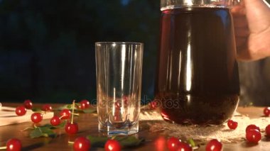 Vişne suyu ve kiraz masada.