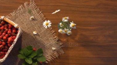 Çilek ve chamomiles masada bir buket. Üstten Görünüm.