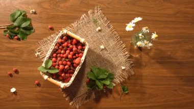 Çilek masanın üzerinde. Üstten Görünüm.