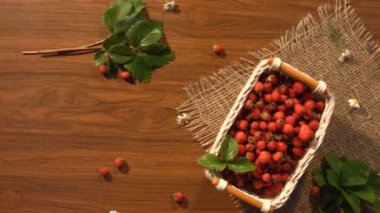 Çilek ve chamomiles masada bir buket. Üstten Görünüm.
