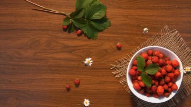 Çilek ve chamomiles masada bir buket. Üstten Görünüm.