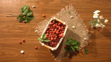 Çilek masanın üzerinde. Üstten Görünüm.