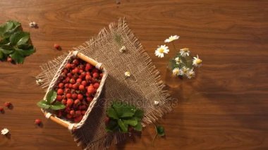 Çilek ve chamomiles masada bir buket. Üstten Görünüm.