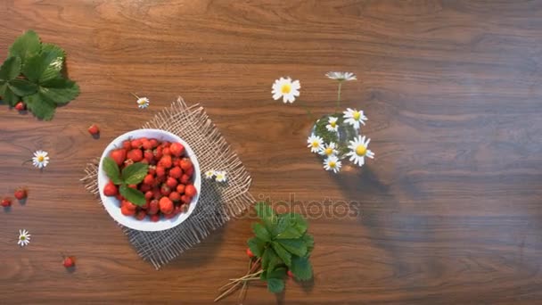 Fresas en la mesa. Vista superior . — Vídeo de stock