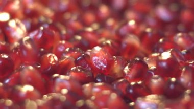 Nar taneleri. 2 tekila. Ağır çekim.