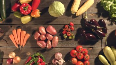 Masada bir sürü farklı sebze var..