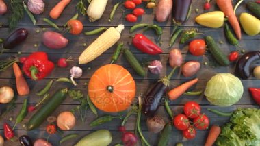 Masanın üzerinde sebze karışımı.