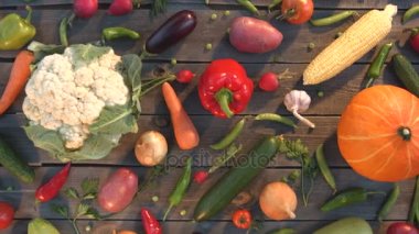 Masanın üzerinde sebze karışımı.