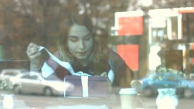 Bir hediye bir kafede bir kızla.