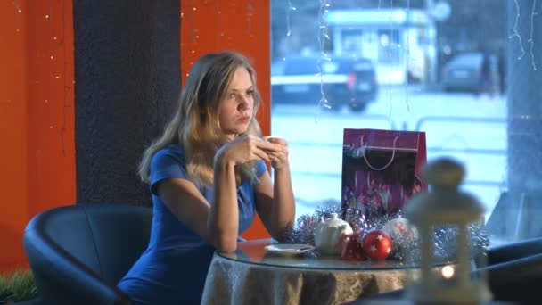 Молодая девушка в кафе . — стоковое видео