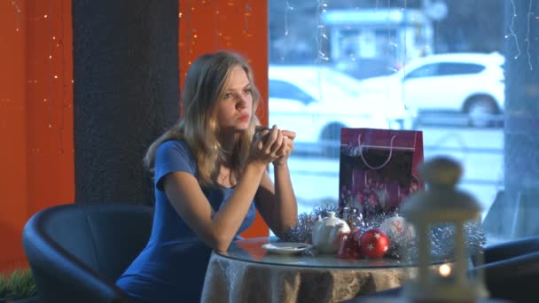 Young girl in the cafe. — Stock Video