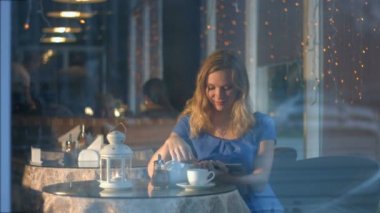 Kafede güzel bir kız..