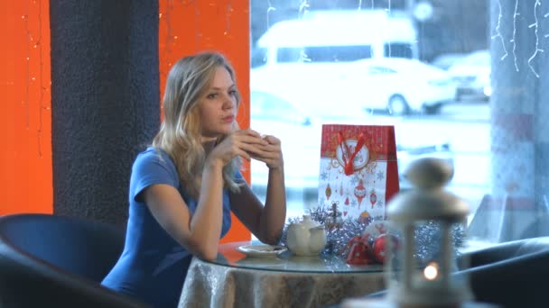 Triste fille dans le café . — Video