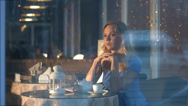Όμορφο κορίτσι σε ένα καφέ. — Αρχείο Βίντεο
