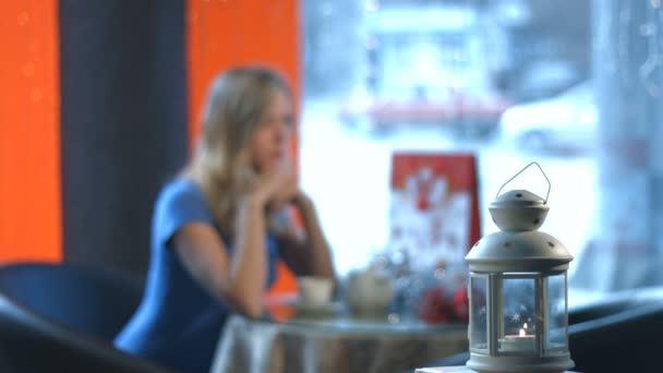 Allvarlig flickan på caféet. — Stockvideo