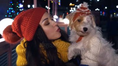 Sokakta şirin bir köpek ile genç kız.