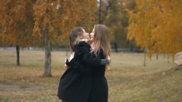 Συνάντηση Στο Πάρκο Φθινόπωρο Αργή Κίνηση Ένα Νεαρό Κορίτσι Στέκεται — Αρχείο Βίντεο