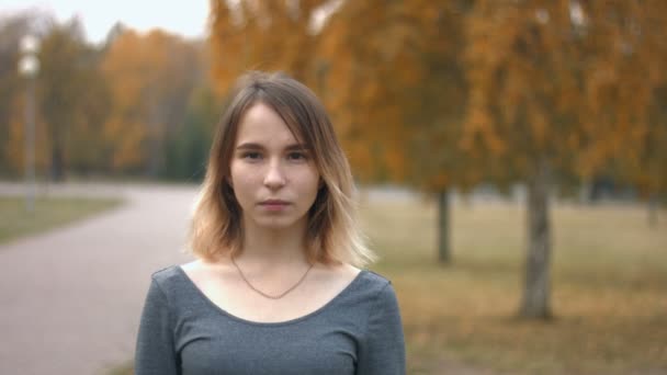 Porträt Eines Mädchens Einem Herbstlichen Park Zeitlupe Herbstpark Ein Junges — Stockvideo