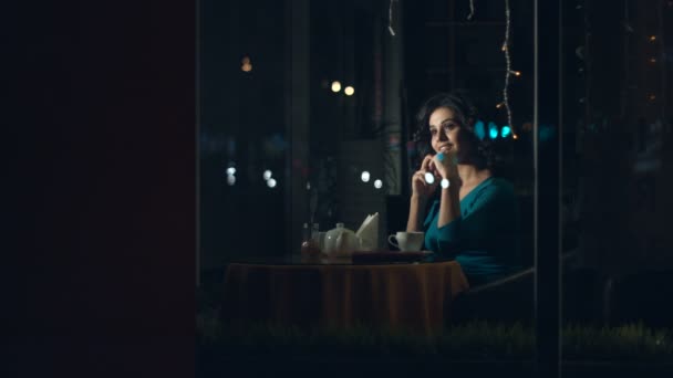 Mujer Con Smartphone Una Café Cámara Lenta Una Mujer Guapa — Vídeo de stock