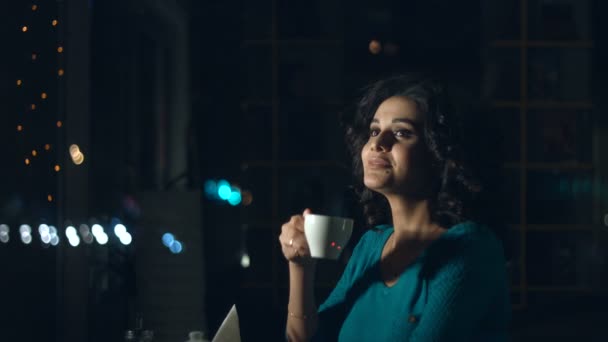 Leuke Womanin Een Café Slow Motion Een Mooie Vrouw Zitten — Stockvideo