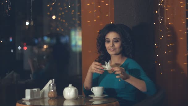 Sevimli Kız Bir Kafede Ağır Çekim Güzel Bir Kız Bir — Stok video