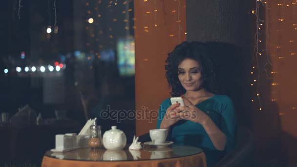 Menina Com Smartphone Café Câmera Lenta Uma Menina Bonita Está — Vídeo de Stock