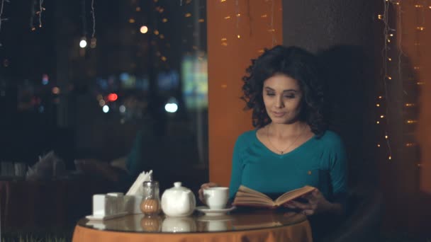 Девушка Книгой Кафе Медленное Движение Красивая Девушка Сидит Кафе Читает — стоковое видео