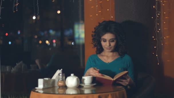 Девушка Книгой Кафе Медленное Движение Красивая Девушка Сидит Кафе Читает — стоковое видео