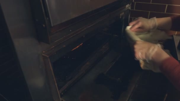 Cozinhar Pizza Movimento Lento Mãos Femininas Tiram Pizza Forno Transferem — Vídeo de Stock