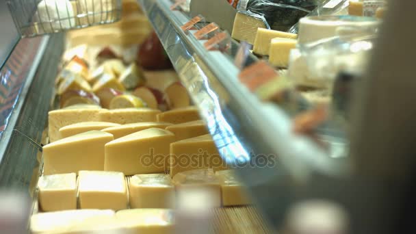 Queijo Prateleira Supermercado Panela Horizontal Direita Para Esquerda Mão Homem — Vídeo de Stock