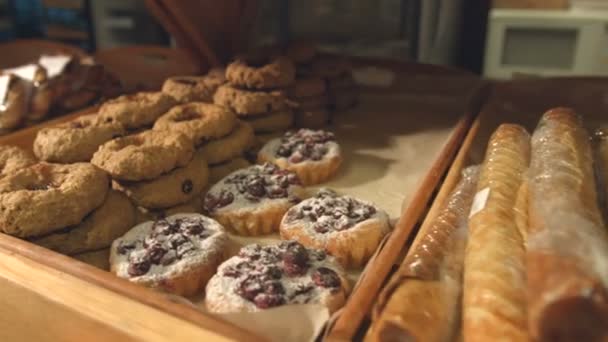 Cupcakes Και Μπισκότα Βρώμης Στο Αρτοποιείο Κάμερα Κινείται Από Δεξιά — Αρχείο Βίντεο