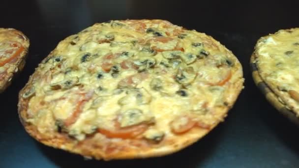 Three Pizzas Table Movement Camera Right Left Pizza Mushrooms Tomatoes — Stock Video