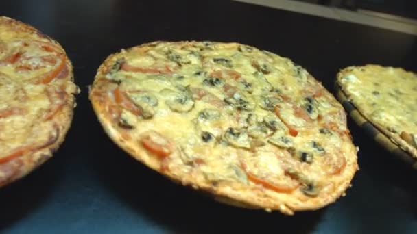 Tři Pizzy Stole Pohyb Kamery Zleva Doprava Pizza Houbami Rajčaty — Stock video