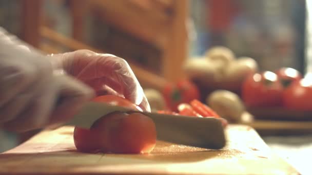 在切板上切西红柿 慢动作 集中精力 雌手把西红柿切成薄片 — 图库视频影像