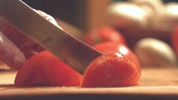 Corte Tomates Uma Tábua Corte Close Movimento Lento Concentra Horizontal — Vídeo de Stock