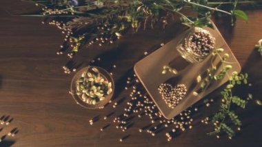 Natürmort tablo Nohut ile. Ağır çekim. Üstten Görünüm. Erkek el çanta Nohut ile masaya konur. Çantasından nohut dökülür.