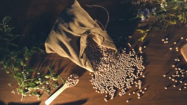 Stilleven Met Kikkererwten Tafel Slow Motion Bovenaanzicht Mannelijke Handen Zijn — Stockvideo