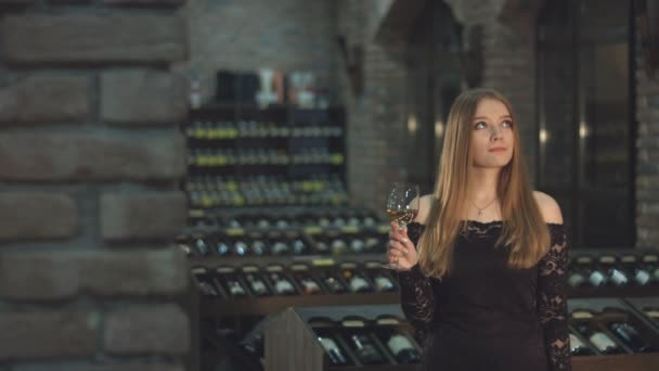 Ein Schönes Mädchen Trinkt Wein Schüsse Zeitlupen Fokus Rein Ein — Stockvideo