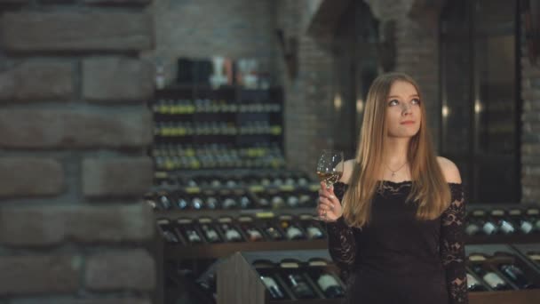 Una Bella Ragazza Sta Bevendo Vino Due Colpi Movimento Rallentato — Video Stock