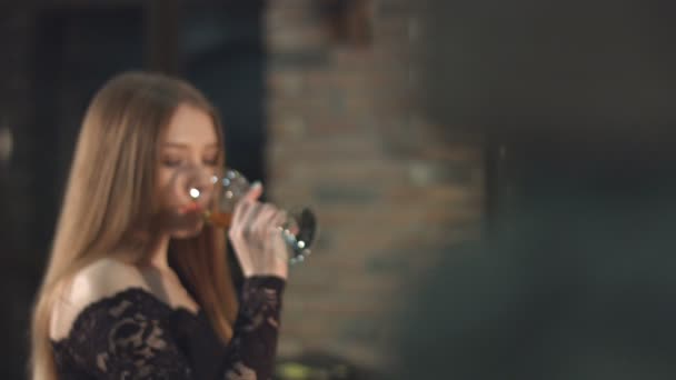 美しい少女は ワインを飲んでいます スローモーション 女の子にレンガの壁から移動します ワインセラーではワインの試飲美少女 — ストック動画