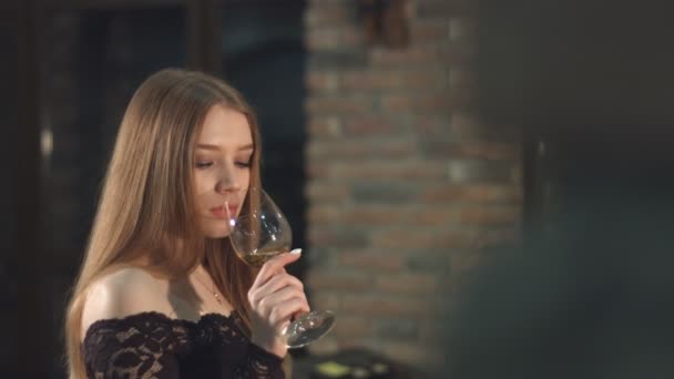 Uma Rapariga Bonita Está Beber Vinho Movimento Lento Foco Move — Vídeo de Stock