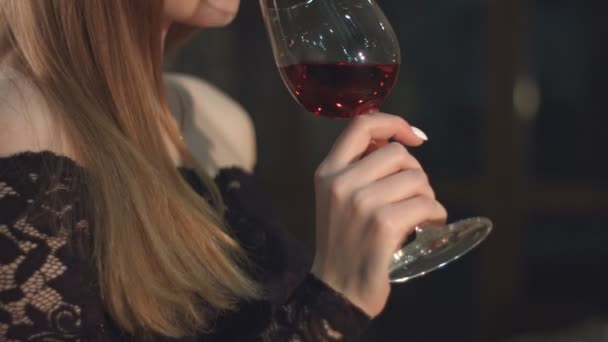 Una Chica Guapa Degustando Vino Tinto Una Bodega Primer Plano — Vídeos de Stock