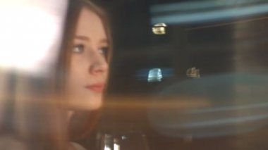 Güzel bir kız bir şarap mahzeni kırmızı şarap tatma. Ağır çekim. Yakın çekim. Bir yudum şarap o sarhoş haline geldikten sonra kız yapsın. Görüntü bulanık olur.