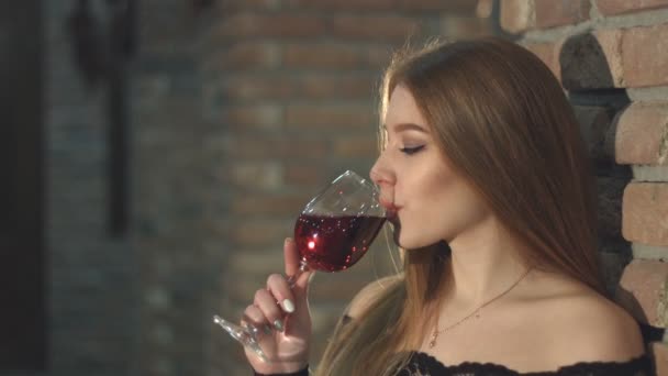 Ein Schönes Mädchen Trinkt Wein Schüsse Zeitlupen Nahaufnahme Ein Mädchen — Stockvideo